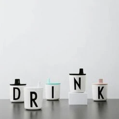 Design Letters Drink Låg Til Ecozen® Krus, Blåt -Køkkenudstyr Butik design letters lag til melamin kop a z sort 1