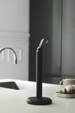 GEJST Grab Køkkenrulleholder Egetræ / Sort -Køkkenudstyr Butik gejst grab kkkenrulleholder egetr 10