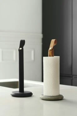 GEJST Grab Køkkenrulleholder Egetræ / Sort -Køkkenudstyr Butik gejst grab kkkenrulleholder egetr 9