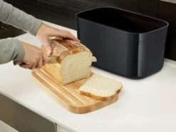 Joseph Joseph Bread Box With Cutting Board, Black -Køkkenudstyr Butik joseph joseph bread bin with bamboo chopping board 7