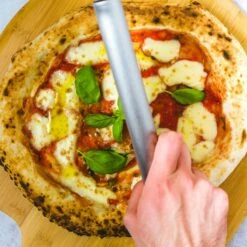 Kitchen Craft World Of Flavours Skærebræt Med Pizzaskærer -Køkkenudstyr Butik kitchen craft world of flavours skrebrt med pizzaskrer 2