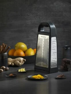 Microplane Box Rivejern Med Opsamler 7 Microplane Box Rivejern Med Opsamler -Køkkenudstyr Butik microplane box rivejern med opsamler 3