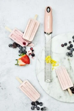 Microplane Premium Classic Rivejern, Rosa 7 Microplane Premium Classic Rivejern, Rosa -Køkkenudstyr Butik microplane premium classic zester 3