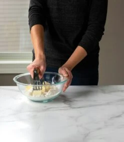 Nordic Ware Dejælter -Køkkenudstyr Butik nordic ware dough mixer with wooden handle 2