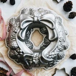 Nordic Ware Holiday Wreath Bageform 7 Nordic Ware Holiday Wreath Bageform -Køkkenudstyr Butik nordic ware holiday wreath bundt pan 1