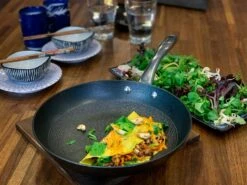 Satake Stegepande I Letvægt Støbejern 28 Cm, Honeycomb Pattern -Køkkenudstyr Butik satake satake stegepande i letvgt stbejern honeycomb pattern 2 2