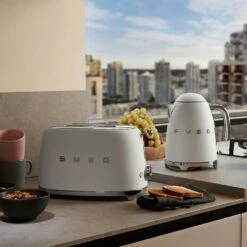 Smeg Kettle 1,7 L, Matte White -Køkkenudstyr Butik smeg smeg elkedel 17l creme 96