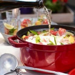 Staub Rund Gryde I Støbejern 8,35 L, Kirsebær 11 Staub Rund Gryde I Støbejern 8,35 L, Kirsebær -Køkkenudstyr Butik staub rund gryde i stbejern 835 l sort 9