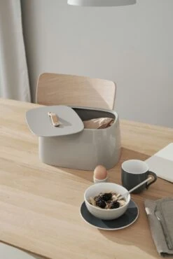 Stelton Emma Bread Box, Grey -Køkkenudstyr Butik stelton emma bread box 6